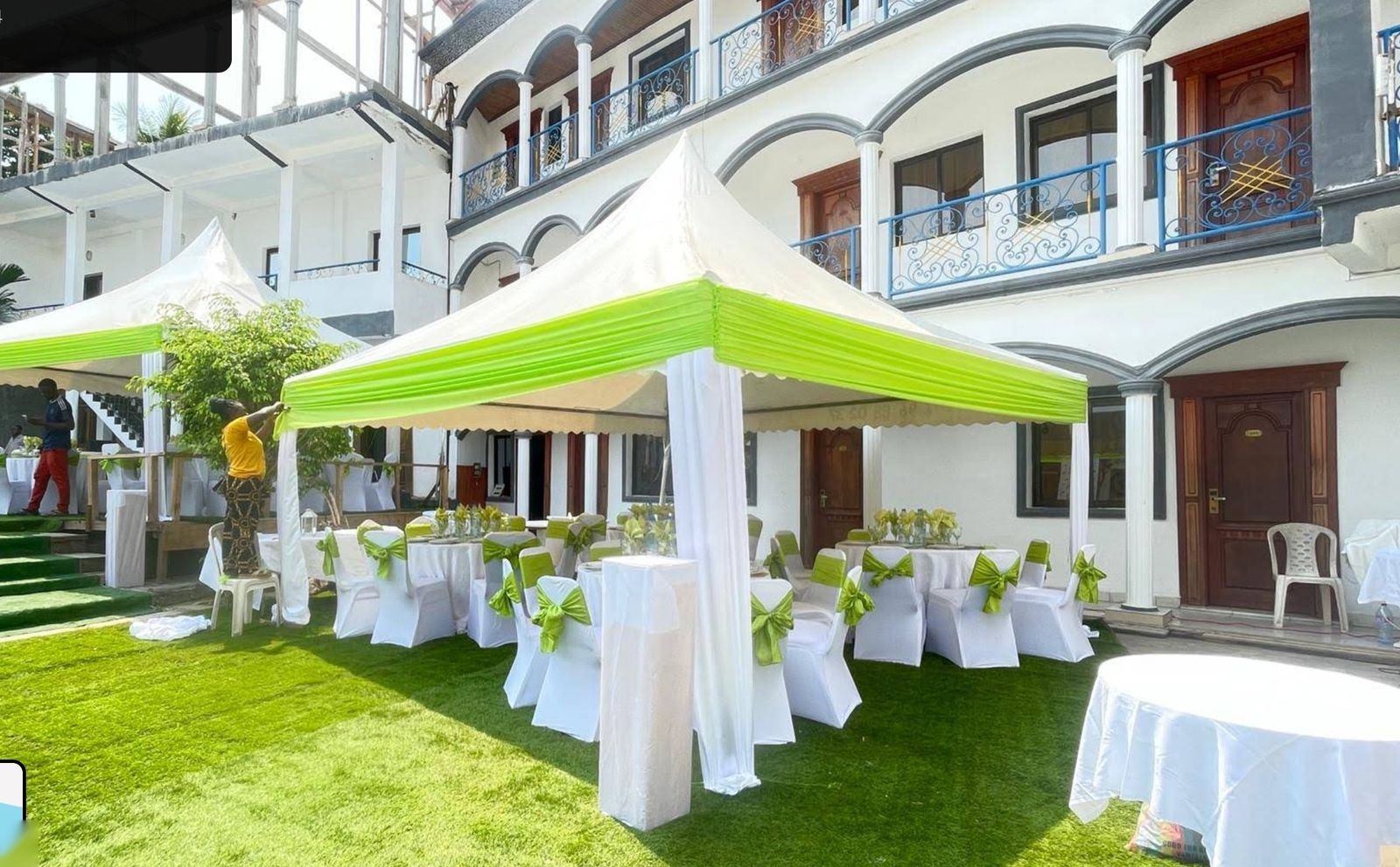 Réception dressée dans les jardins de l'hôtel