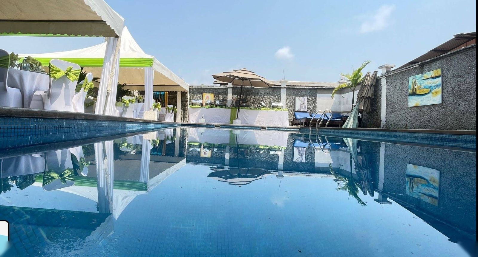 La piscine extérieure de l'hôtel